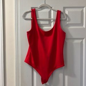 Express Body Contour High Compression Scoop Neck Bodysuit